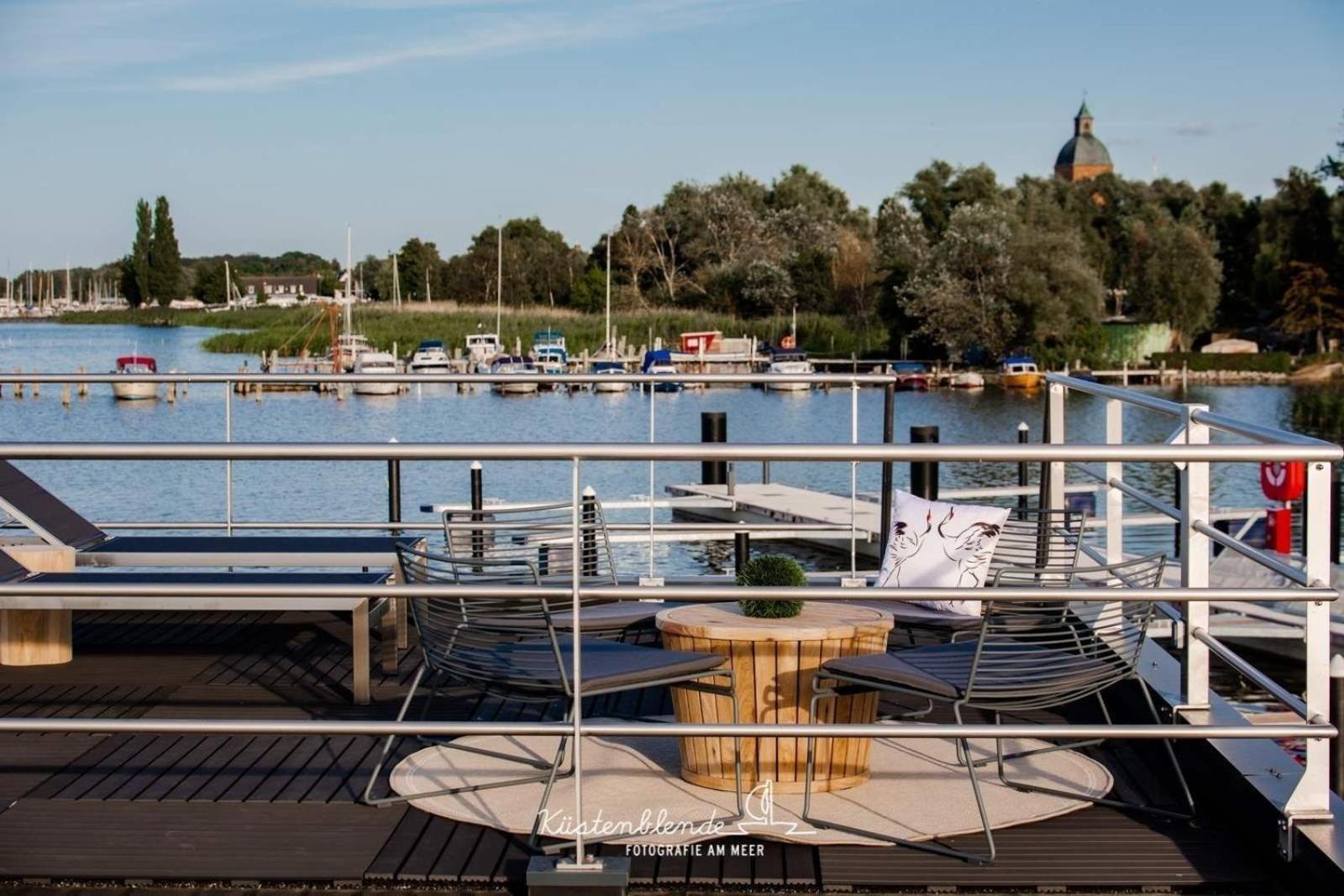 Hotel Hausboot Kranichnest à Ribnitz-Damgarten Extérieur photo