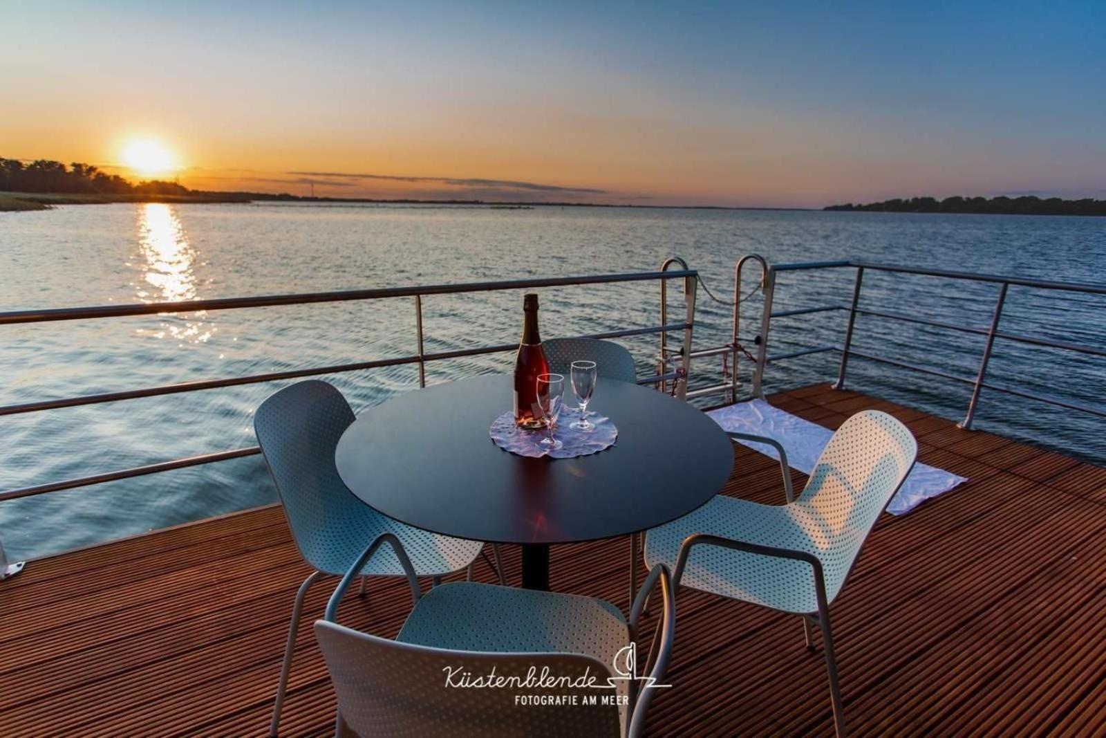 Hotel Hausboot Kranichnest à Ribnitz-Damgarten Extérieur photo