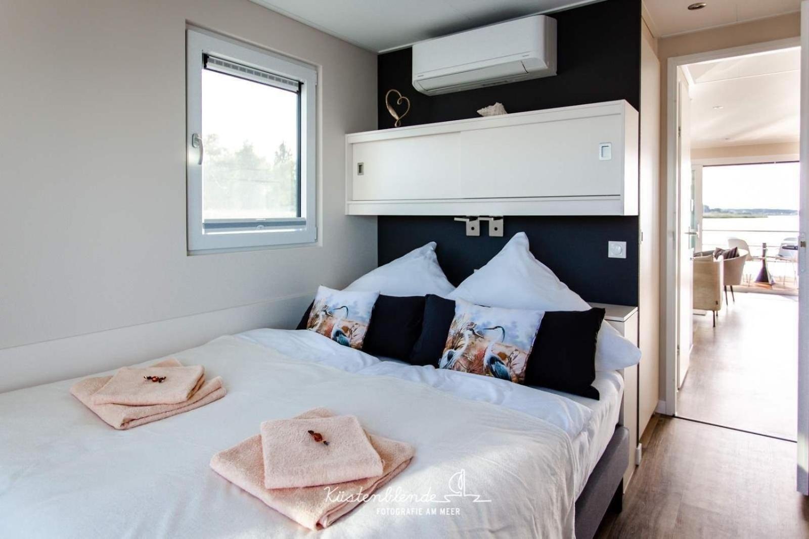 Hotel Hausboot Kranichnest à Ribnitz-Damgarten Extérieur photo